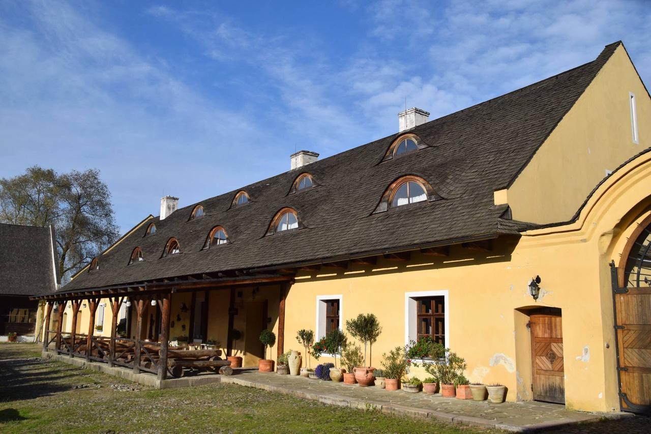 Dvur Olsiny -Hotel And Horse-Riding Karviná Dış mekan fotoğraf